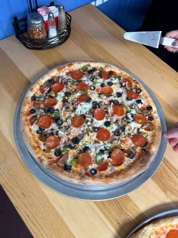 16" Deluxe Pizza
