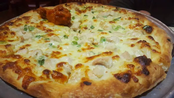 MEDIUM CHICKEN ALFREDO 14" PIZZA (8 slices)